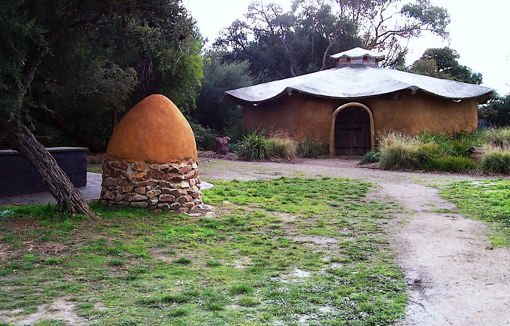 Figure 1 - The hut and pizza oven built by Hands on Learning teams at Frankston High School